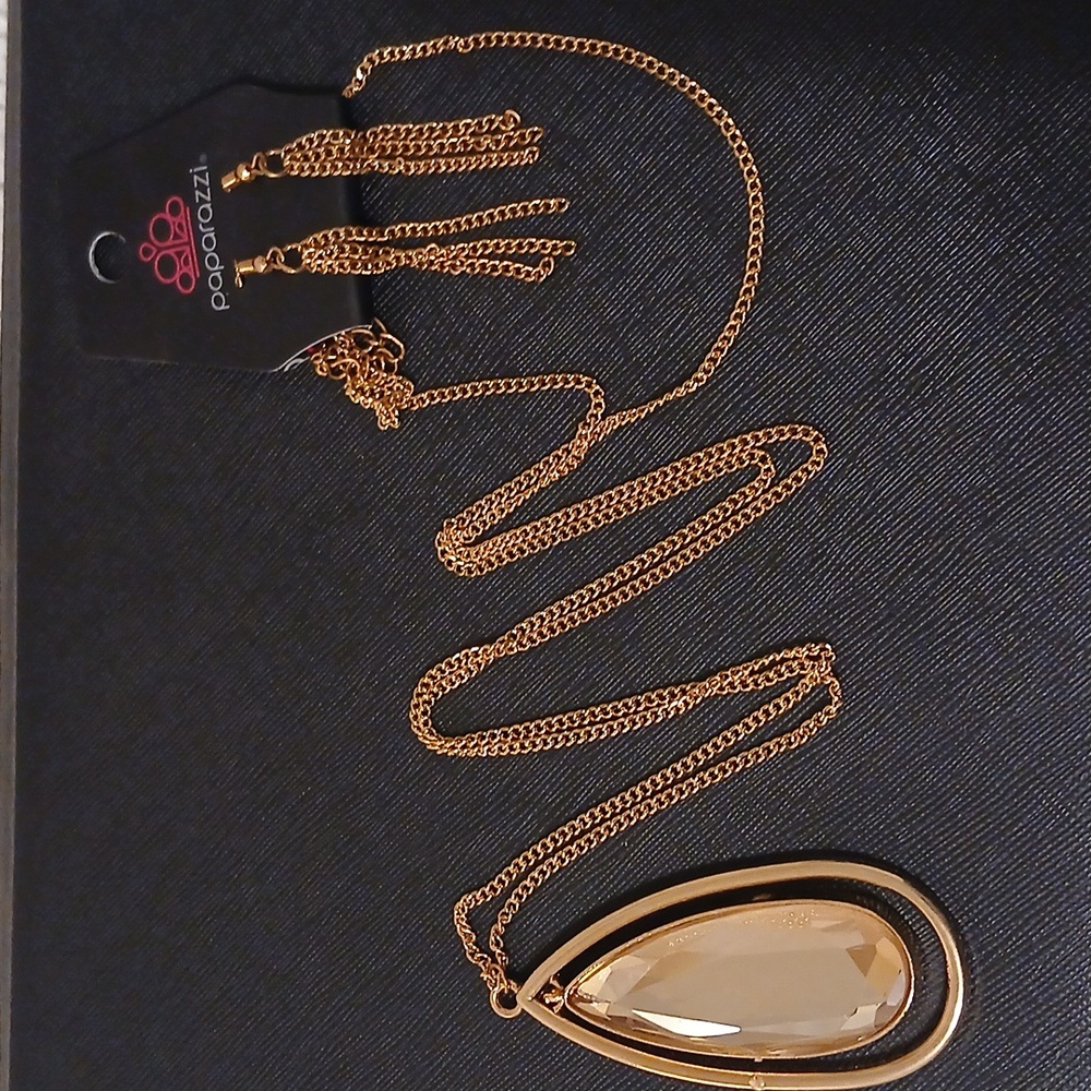 Paparazzi Elegant Gold Teardrop Necklace Set - Picture 1 of 3